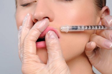 Kadın botox enjeksiyon n dudak oluyor. Anti-Aging tedavi bir