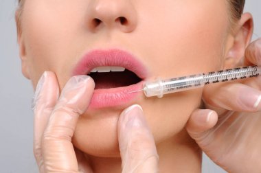 Kadın botox enjeksiyon n dudak oluyor. Anti-Aging tedavi bir