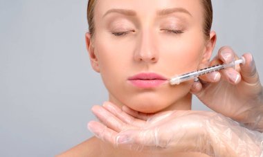 Kadın botox enjeksiyon n dudak oluyor. Kozmetik tedavi ve 