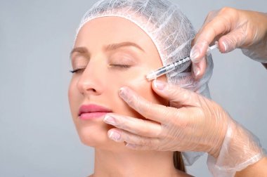 Kadın dolgu enjeksiyonu yanak içinde oluyor. Asansör anti-aging bakım ve yüz. Kozmetik tedavi ve plastik cerrahi