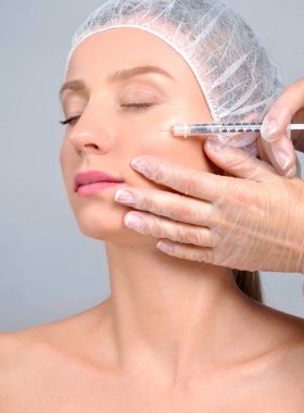 Kadın dolgu enjeksiyonu yanak içinde oluyor. Asansör anti-aging bakım ve yüz. Kozmetik tedavi ve plastik cerrahi