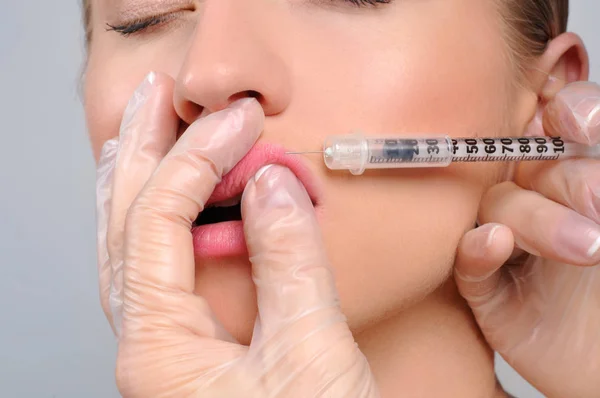Mulher está recebendo injeção de botox n lábios. Tratamento anti-envelhecimento e — Fotografia de Stock