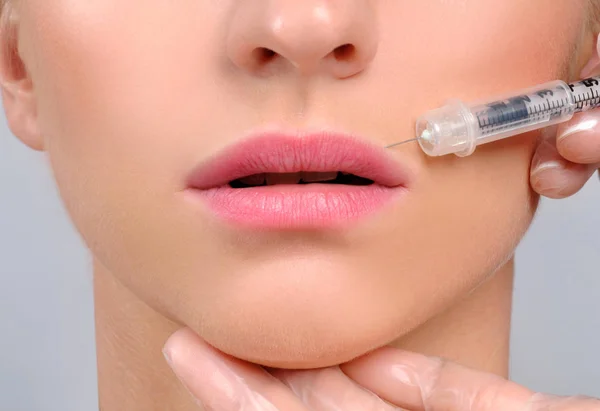 Schöne Mädchen erhalten Füllstoff Injektion in die Lippen. Botox. Kosmetik — Stockfoto