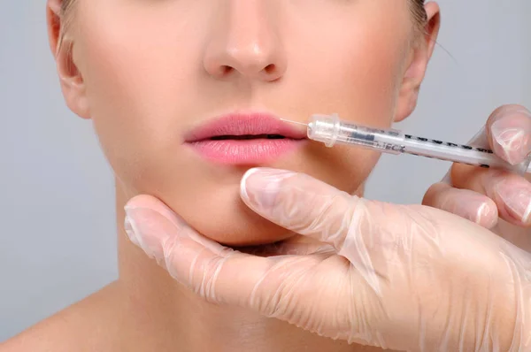 Kobieta robi się botox wstrzykiwań n warg. Zabieg kosmetyczny i chirurgii plastycznej — Zdjęcie stockowe