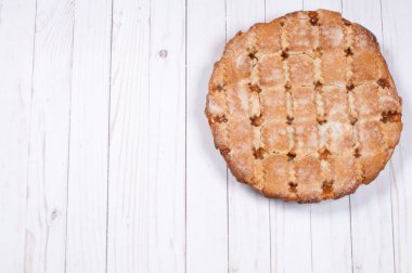 Elmalı turta ahşap masanın üzerinde izole