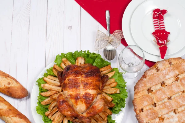 Жареная целая курица и яблочный пирог с рождественским ужином — стоковое фото