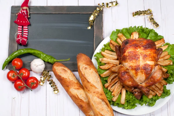 Κοτόπουλο ψητό ολόκληρο και μηλόπιτα με Χριστουγεννιάτικο δείπνο — Φωτογραφία Αρχείου