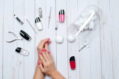 Pembe ojeli güzel kadın elleri