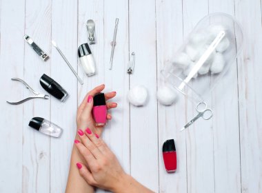 Pembe ojeli güzel kadın elleri