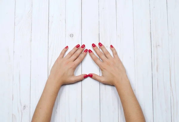 Hermosas manos femeninas con manicura roja —  Fotos de Stock