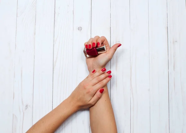 Hermosas manos femeninas con esmalte de uñas rojo —  Fotos de Stock