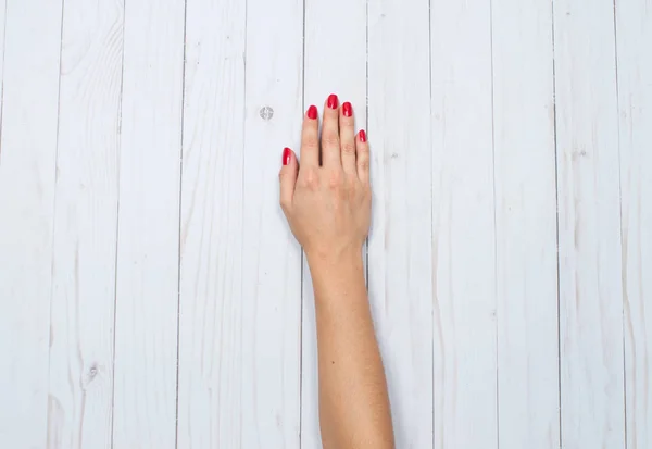 Hermosas manos femeninas con manicura roja —  Fotos de Stock