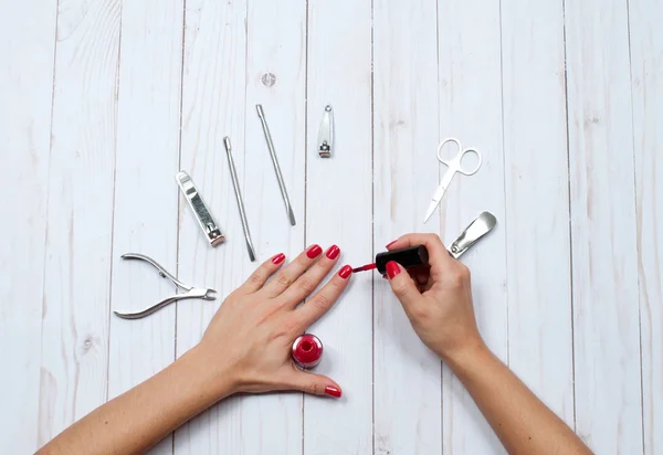 Prachtige vrouwelijke handen met rode nagellak — Stockfoto