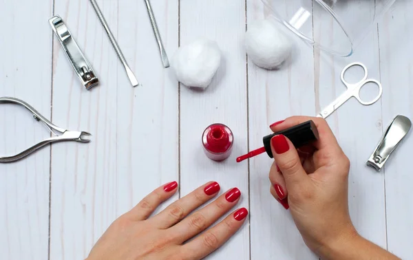 Hermosas manos femeninas con esmalte de uñas rojo —  Fotos de Stock