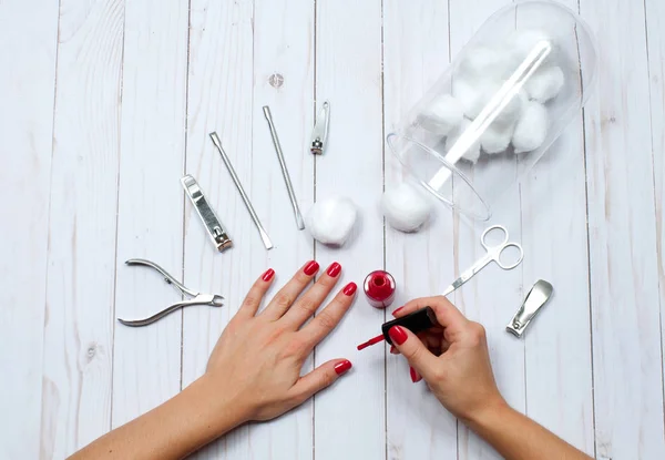 Prachtige vrouwelijke handen met rode nagellak — Stockfoto