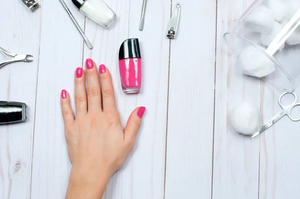 Belle mani femminili con smalto rosa — Foto Stock