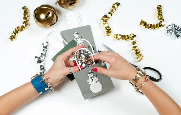 Donna che indossa il braccialetto, regalo di Natale su uno sfondo tavolo di legno — Foto Stock