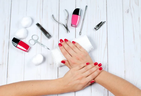 Hermosas manos femeninas con esmalte de uñas. Manicura roja —  Fotos de Stock