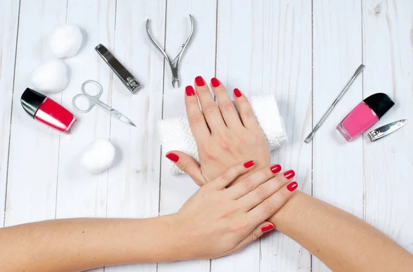 Hermosas manos femeninas con esmalte de uñas. Manicura roja —  Fotos de Stock