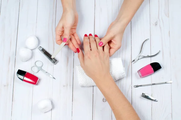 Belle mani femminili con smalto. Manicure rossa — Foto Stock