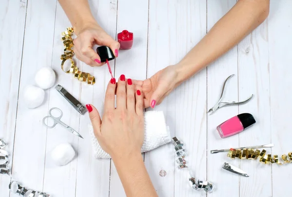 Hermosas manos femeninas con esmalte de uñas rojo. Manicura roja —  Fotos de Stock