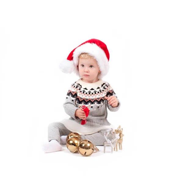 Дитяча дівчинка в капелюсі Санти з різдвяним орнаментом — стокове фото
