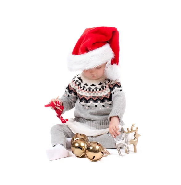 Meisje van de baby in de kerstmuts met kerst ornament — Stockfoto