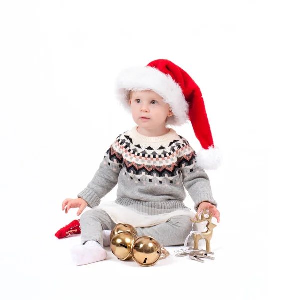 Bébé fille dans le chapeau du Père Noël avec ornement de Noël — Photo