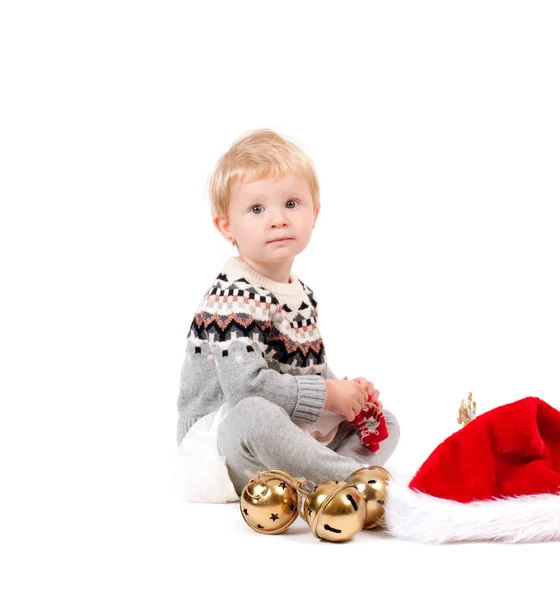 Babymädchen und Weihnachtsmütze mit Weihnachtsschmuck — Stockfoto