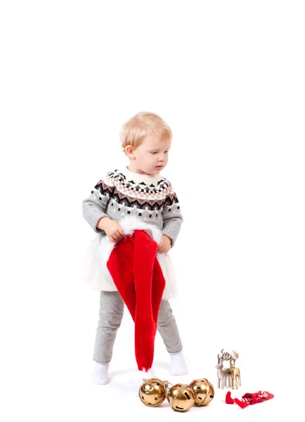 Babymädchen und Weihnachtsmütze mit Weihnachtsschmuck — Stockfoto
