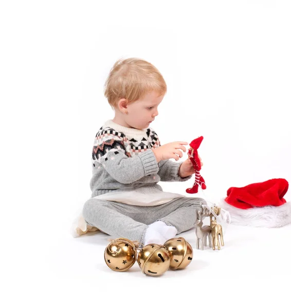 Babymädchen und Weihnachtsmütze mit Weihnachtsschmuck — Stockfoto