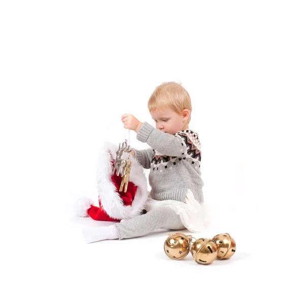 Дитяча дівчинка і капелюх Санти з різдвяним орнаментом — стокове фото