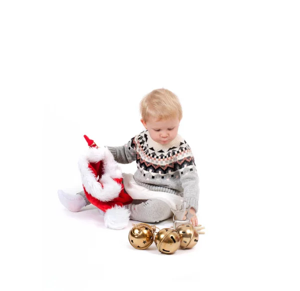 Дитяча дівчинка і капелюх Санти з різдвяним орнаментом — стокове фото