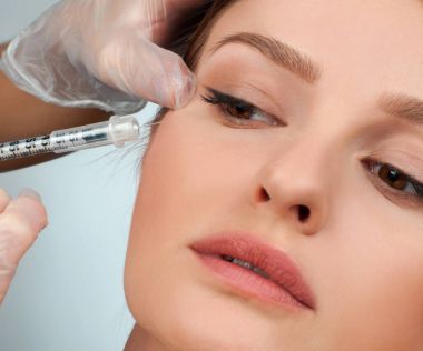 Kadın dolgu enjeksiyonu yanak içinde oluyor. Asansör anti-aging bakım ve yüz. Kozmetik tedavi ve plastik cerrahi