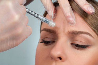 Kadın botox enjeksiyon olmaya başladı. Asansör anti-aging bakım ve yüz. Kozmetik tedavi ve plastik cerrahi