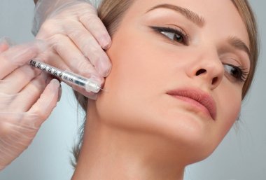 Kadın dolgu enjeksiyonu yanak içinde oluyor. Asansör anti-aging bakım ve yüz. Kozmetik tedavi ve plastik cerrahi