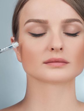 Kadın dolgu enjeksiyonu yanak içinde oluyor. Asansör anti-aging bakım ve yüz. Kozmetik tedavi ve plastik cerrahi