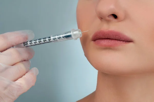 Schöne Mädchen erhalten Füllstoff Injektion in die Lippen. Botox. Kosmetische Behandlung und plastische Chirurgie — Stockfoto