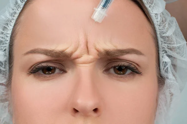 女性はボトックス注射を得ています。アンチエイジング治療と顔を持ち上げます。美容整形・形成外科 — ストック写真