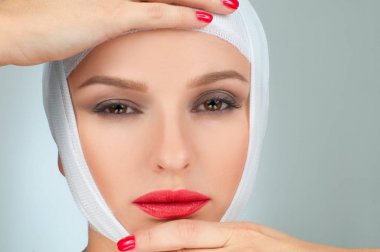  Bandajlı yüz plastik cerrahi sonra güzel bir kadın. Güzellik ve moda 