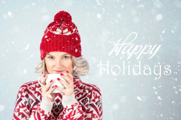 Sıcak örgü şapkalı kadın kahve içiyor. Mutlu tatil — Stok fotoğraf