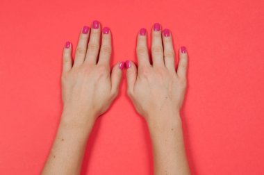 Pembe manikürlü güzel kadın elleri