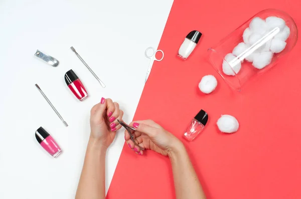 Salón de uñas. Hermosas manos femeninas con manicura rosa . —  Fotos de Stock