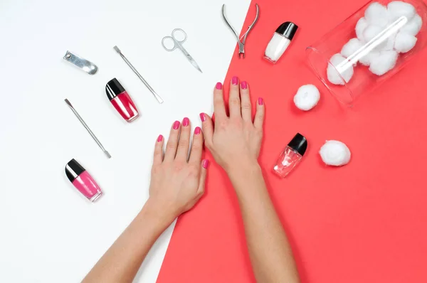 Salon des ongles. Belles mains féminines avec manucure rose . — Photo