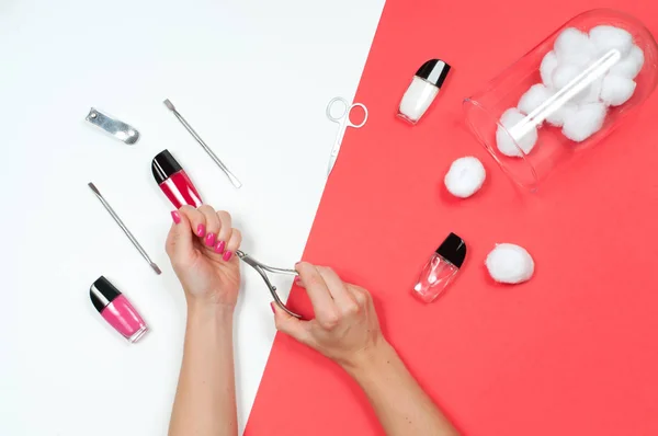Salón de uñas. Hermosas manos femeninas con manicura rosa . —  Fotos de Stock