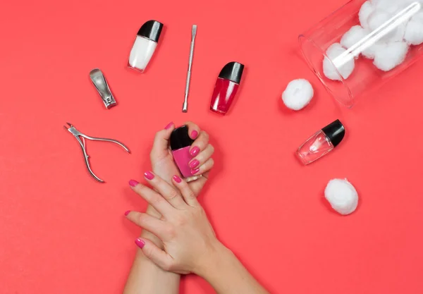 Salón de uñas. Hermosas manos femeninas con esmalte de uñas rosa —  Fotos de Stock