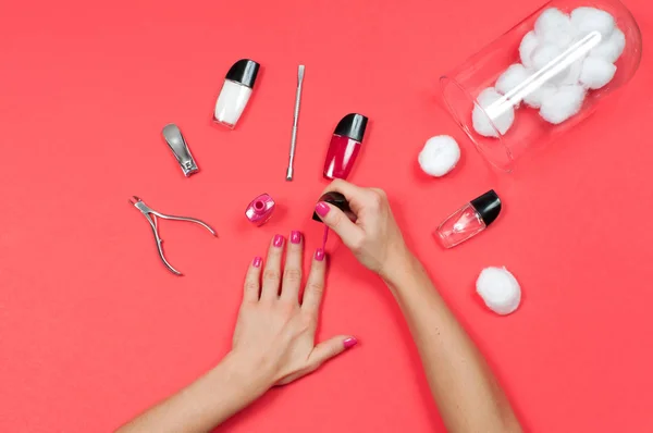 Salón de uñas. Hermosas manos femeninas con manicura rosa . —  Fotos de Stock