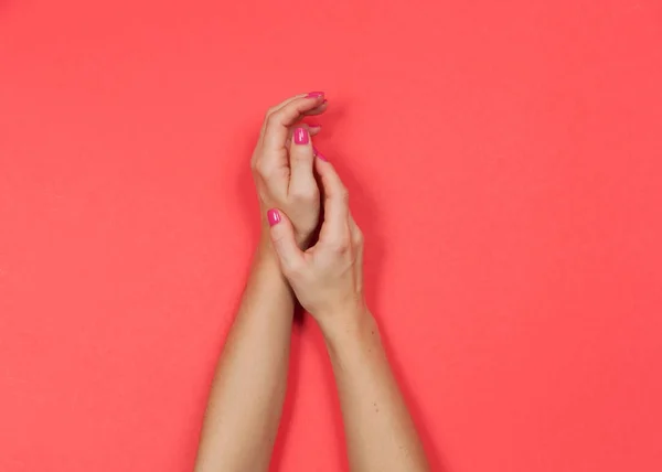 Hermosas manos femeninas con manicura rosa — Foto de Stock