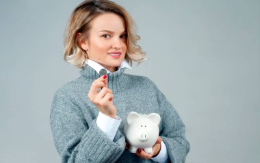 Tasarruf kavramı. Kadın holding kumbara 