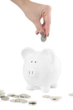 Kumbara beyaz izole içine para koyarak el